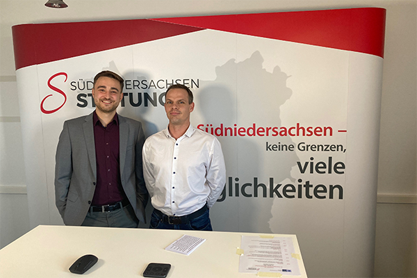 Fabian Kriete (Projektleitung Regionales Fachkräftebündnis bei der SüdniedersachsenStiftung) und Falko Lehmeier (Referent bei der IHK Hannover – Geschäftsstelle Göttingen) bei der Online-Veranstaltung zur 22. Fachkräftekonferenz Südniedersachsen.