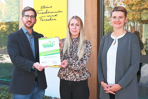 Bildungskoordinator Kevin Sennhenn (SüdniedersachsenStiftung), Kita-Leiterin Jennifer Heinsohn (AWO Sartorius Kita Göttingen) und HR Business Partner Katharina Klinge (Sartorius) bei der Übergabe der Auszeichnung als „Haus der kleinen Forscher“