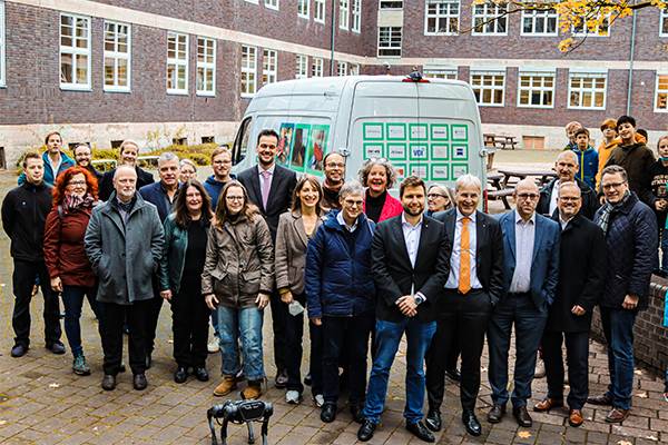 Vorstellung des MINT-Mobils mit Projektbeteiligten.