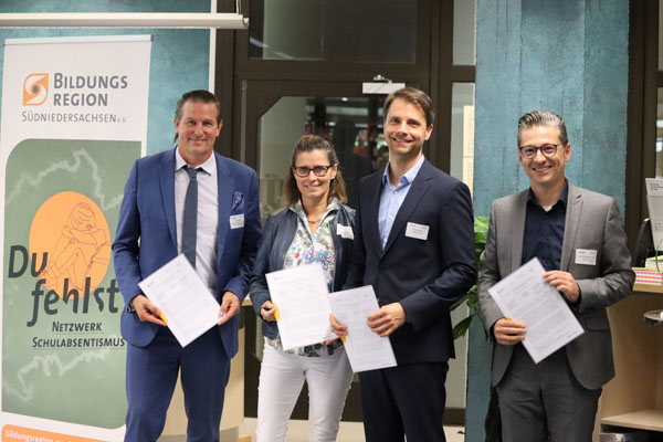 Startschuss für Modellschulen zum Thema Schulabsentismus – Torsten Glaser (Behördenleiter des Regionalen Landesamts für Schule und Bildung Braunschweig), Maria Schmidt (Dezernentin der Stadt Göttingen), Conrad Finger (Dezernent des Landkreises Göttingen) und Jan-Christopher Linck (Dezernent des Landkreises Northeim) bei der Unterzeichnung der Kooperationsvereinbarung