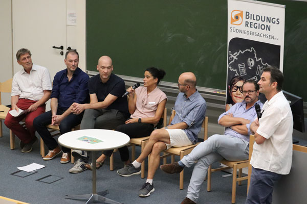 Dr. Wolfgang Keske (Facharzt für Allgemeinmedizin), Jürgen Dürr (Beschäftigungsförderung Göttingen), Dr. Tilmann Sachsse (Facharzt für Kinder- und Jugendmedizin), Angelika Puls (Gesundheitsamt Stadt/Landkreis Göttingen), Dr. Jörg Kinkelbur (Facharzt für Kinder- und Jugendpsychiatrie und Psychotherapie), Dr. Henrik Uebel-von Sandersleben (Universitätsmedizin Göttingen, UMG) und Dr. Markus Röbl (UMG) bei der Podiumsdiskussion