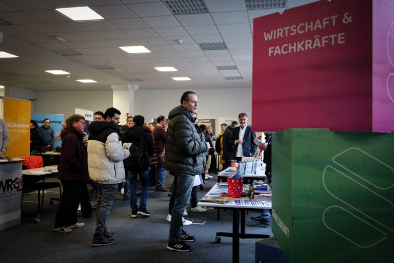 Am 23. Januar 2025 nutzten Besucher:innen die Gelegenheit, bei der ersten Weiterbildungsbörse „KarriereKompass Südniedersachsen“ des Weiterbildungsverbunds Südniedersachsen im Berufsinformationszentrum der Agentur für Arbeit Göttingen Weiterbildungsangebote kennenzulernen, sich mit Expert:innen auszutauschen und Perspektiven für ihre berufliche Zukunft zu entdecken.