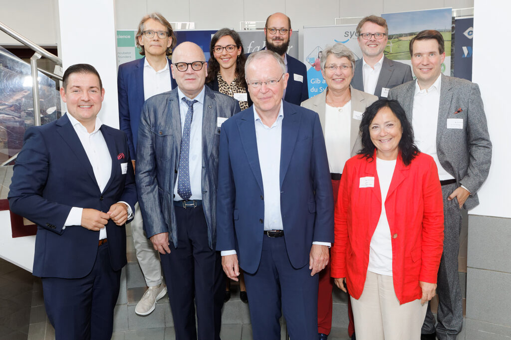 Bekennen sich zum Life Science Valley Niedersachsen: (v.li.) Göttingens Landrat Marcel Riethig, Dr. Joachim Kreuzburg (Sartorius AG), Prof. Dr. Wolfgang Brück (Universitätsmedizin Göttingen), Tatjana Kasper (Life Science Valley GmbH), Ministerpräsident Stephan Weil, Karsten Ley (Näder Holding GmbH & Co. KG), Göttingens Oberbürgermeisterin Petra Broistedt, Florian Renneberg (SüdniedersachsenStiftung), Northeims Landrätin Astrid Klinkert-Kittel und Dr. Felix Büchting (KWS SAAT SE & Co. KGaA).
