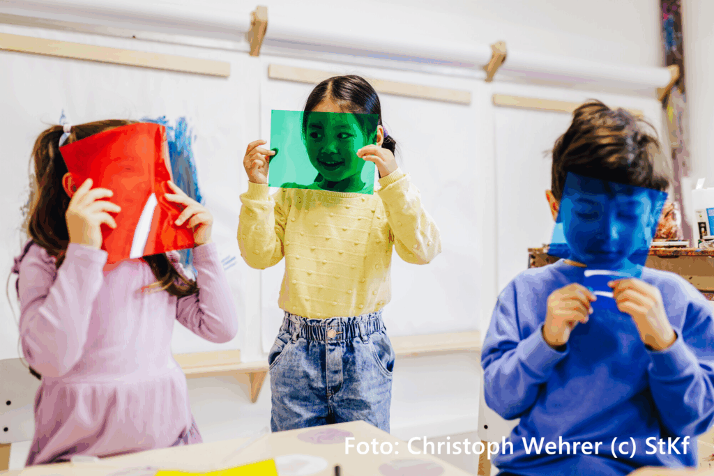 Fortbildungen für pädagogische Fach- un Lehrkräfte aus Kita, Hort und Schule: Optik entdecken (Foto: Stiftung Kinder forschen).