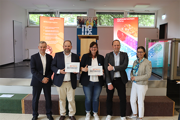 Unterzeichnung der Lernkooperation zwischen Neue IGS Göttingen und DB Fahrzeuginstandhaltung GmbH. Foto: SüdniedersachsenStiftung.