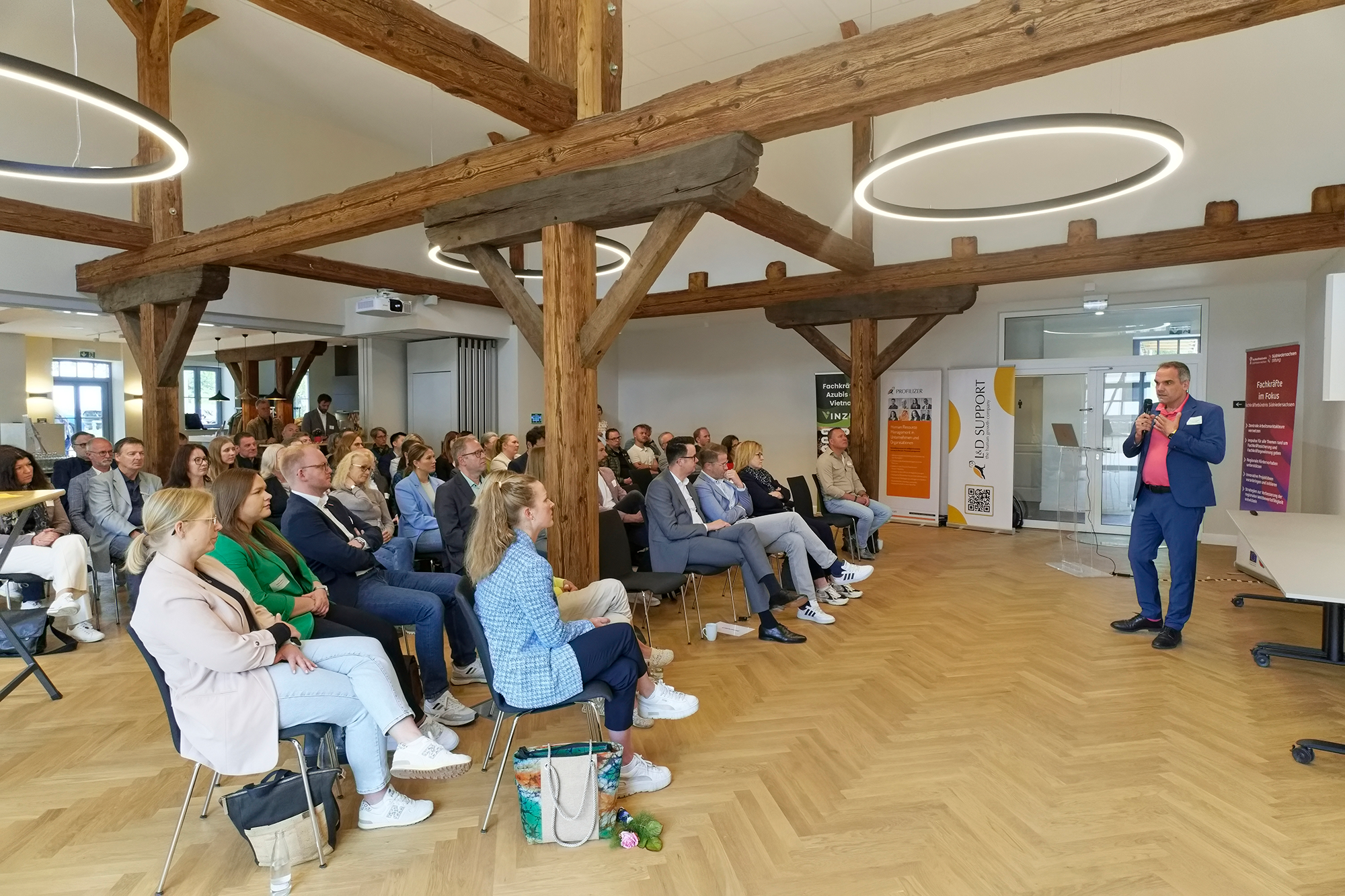 27. Fachkräftekonferenz Südniedersachsen Fachkräftebündnis Südniedersachsen | Vortrag bei der 8. Fachkräftekonferenz Südniedersachsen des Fachkräftebündnis Südniedersachsen und der Göttinger Geschäftsstelle der IHK Hannover am 22. Mai 2025 auf dem Rittergut Parensen. | Veranstaltungsbild für 28. Fachkräftekonferenz Südniedersachsen