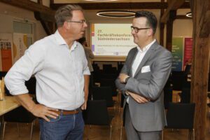Teilnehmer:innen netzwerken bei der 28. Fachkräftekonferenz Südniedersachsen des Fachkräftebündnis Südniedersachsen und der Göttinger Geschäftsstelle der IHK Hannover am 22. Mai 2025 auf dem Rittergut Parensen.