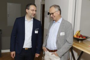 Teilnehmer:innen netzwerken bei der 28. Fachkräftekonferenz Südniedersachsen des Fachkräftebündnis Südniedersachsen und der Göttinger Geschäftsstelle der IHK Hannover am 22. Mai 2025 auf dem Rittergut Parensen.