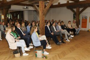 Teilnehmer:innen bei der 8. Fachkräftekonferenz Südniedersachsen des Fachkräftebündnis Südniedersachsen und der Göttinger Geschäftsstelle der IHK Hannover am 22. Mai 2025 auf dem Rittergut Parensen.
