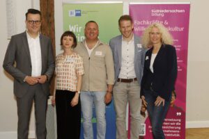 Ausrichter:innen und Referent:innen bei der 28. Fachkräftekonferenz Südniedersachsen des Fachkräftebündnis Südniedersachsen und der Göttinger Geschäftsstelle der IHK Hannover am 22. Mai 2025 auf dem Rittergut Parensen.