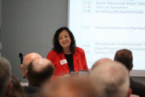 Northeims Landrätin Astrid Klinkert-Kittel begrüßt die Teilnehmer:innen beim 2. Wasserstoff-Forum Südniedersachsen am 10. Juni 2025 bei der KWS in Einbeck.