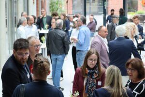 Teilnehmer:innen netzwerken beim 2. Wasserstoff-Forum Südniedersachsen am 10. Juni 2025 bei der KWS in Einbeck.