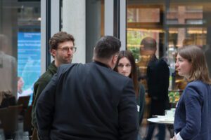 Teilnehmer:innen netzwerken beim 2. Wasserstoff-Forum Südniedersachsen am 10. Juni 2025 bei der KWS in Einbeck.