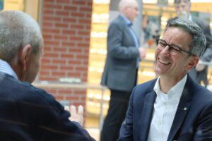 Teilnehmer:innen netzwerken beim 2. Wasserstoff-Forum Südniedersachsen am 10. Juni 2025 bei der KWS in Einbeck.
