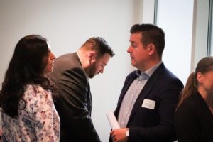 Das Projekt „Jolanda-Transfer“ bietet Jugendlichen ab der siebten Klasse eine spielerische, alltagsnahe und leicht verständliche Begleitung bei biografischen Entscheidungsprozessen. Ziel ist es, jungen Menschen neue Perspektiven auf ihrem Weg in das Berufsleben zu eröffnen. Am 23. Juni 2025 überreichte Dr. Ulrike Witt, Landesbeauftragte des Amts für regionale Landesentwicklung Braunschweig, in den Räumlichkeiten der Göttinger Geschäftsstelle der IHK Hannover den offiziellen Zuwendungsbescheid für das Projekt an die SüdniedersachsenStiftung und das Zukunftszentrum Holzminden-Höxter der Hochschule für angewandte Wissenschaft und Kunst (HAWK). Das Land Niedersachsen fördert „JOLanDA-Transfer“ über die Zukunftsregion Südniedersachsen aus Mitteln des Europäischen Fonds für Regionale Entwicklung (EFRE).