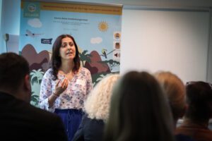 Das Projekt „Jolanda-Transfer“ bietet Jugendlichen ab der siebten Klasse eine spielerische, alltagsnahe und leicht verständliche Begleitung bei biografischen Entscheidungsprozessen. Ziel ist es, jungen Menschen neue Perspektiven auf ihrem Weg in das Berufsleben zu eröffnen. Am 23. Juni 2025 überreichte Dr. Ulrike Witt, Landesbeauftragte des Amts für regionale Landesentwicklung Braunschweig, in den Räumlichkeiten der Göttinger Geschäftsstelle der IHK Hannover den offiziellen Zuwendungsbescheid für das Projekt an die SüdniedersachsenStiftung und das Zukunftszentrum Holzminden-Höxter der Hochschule für angewandte Wissenschaft und Kunst (HAWK). Das Land Niedersachsen fördert „JOLanDA-Transfer“ über die Zukunftsregion Südniedersachsen aus Mitteln des Europäischen Fonds für Regionale Entwicklung (EFRE).