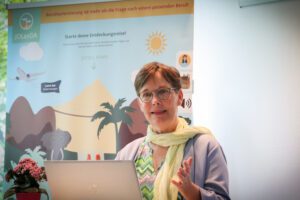 Das Projekt „Jolanda-Transfer“ bietet Jugendlichen ab der siebten Klasse eine spielerische, alltagsnahe und leicht verständliche Begleitung bei biografischen Entscheidungsprozessen. Ziel ist es, jungen Menschen neue Perspektiven auf ihrem Weg in das Berufsleben zu eröffnen. Am 23. Juni 2025 überreichte Dr. Ulrike Witt, Landesbeauftragte des Amts für regionale Landesentwicklung Braunschweig, in den Räumlichkeiten der Göttinger Geschäftsstelle der IHK Hannover den offiziellen Zuwendungsbescheid für das Projekt an die SüdniedersachsenStiftung und das Zukunftszentrum Holzminden-Höxter der Hochschule für angewandte Wissenschaft und Kunst (HAWK). Das Land Niedersachsen fördert „JOLanDA-Transfer“ über die Zukunftsregion Südniedersachsen aus Mitteln des Europäischen Fonds für Regionale Entwicklung (EFRE).