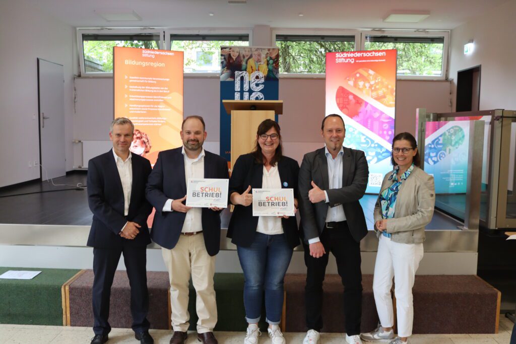 Unterzeichnung der Kooperationsvereinbarung SchulBetrieb durch die Neue IGS Göttingen und die DB Fahrzeuginstandhaltung GmbH am 4. Juni 2025: Übergabe der offiziellen Plakette.