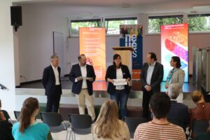 Unterzeichnung der Kooperationsvereinbarung SchulBetrieb durch die Neue IGS Göttingen und die DB Fahrzeuginstandhaltung GmbH am 4. Juni 2025: Übergabe der offiziellen Plakette.