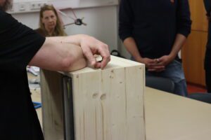 Unterzeichnung der Kooperationsvereinbarung SchulBetrieb durch die Neue IGS Göttingen und die DB Fahrzeuginstandhaltung GmbH am 4. Juni 2025: Rundgang durch die Werkstätten der Schule.
