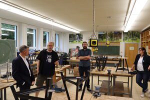 Unterzeichnung der Kooperationsvereinbarung SchulBetrieb durch die Neue IGS Göttingen und die DB Fahrzeuginstandhaltung GmbH am 4. Juni 2025: Rundgang durch die Werkstätten der Schule.