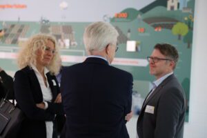 Teilnehmer:innen netzwerken beim 2. Wasserstoff-Forum Südniedersachsen am 10. Juni 2025 bei der KWS in Einbeck.