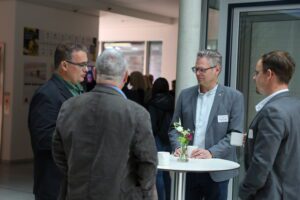 Teilnehmer:innen netzwerken beim 2. Wasserstoff-Forum Südniedersachsen am 10. Juni 2025 bei der KWS in Einbeck.