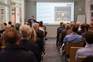 Martin Greda (FEST GmbH) berichtet beim 2. Wasserstoff-Forum Südniedersachsen am 10. Juni 2025 bei der KWS in Einbeck über den Bau von PEM-Elektrolyseuren.