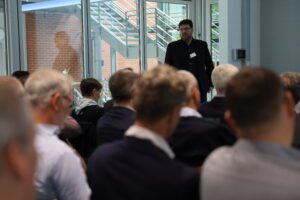 Dr. Peter Oswald stellt die Arbeit der Wasserstoff-Allianz Südniedersachsen beim 2. Wasserstoff-Forum Südniedersachsen am 10. Juni 2025 bei der KWS in Einbeck vor.