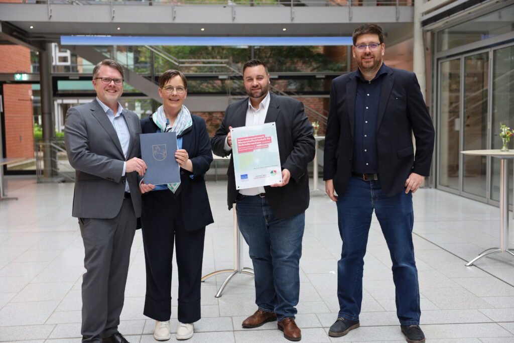 Förderbescheid InnoNetH2: Die Übergabe erfolgte durch die Landesbeauftragte Dr. Ulrike Witt (2.v.li.) an die SüdniedersachsenStiftung. Foto: SüdniedersachsenStiftung