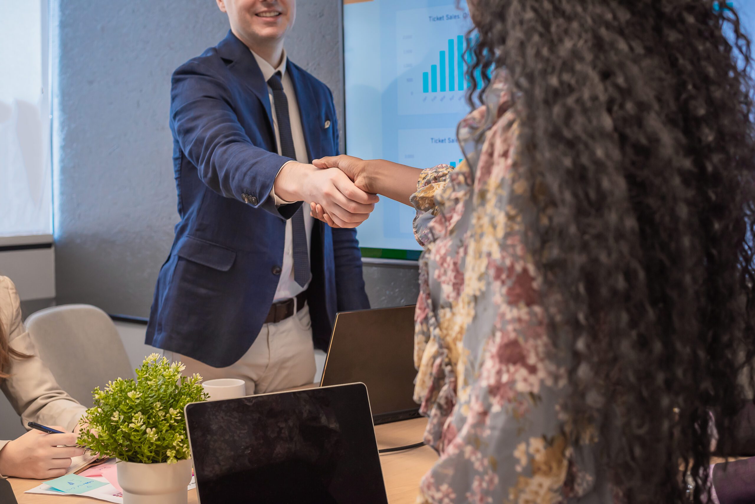 Business man shake hands with business women agreeing on partner Symbolbild zu TOPAS-Seminar: Fahrplan für ein gelungenes Offboarding - Positiv trennen und Türen offenhalten