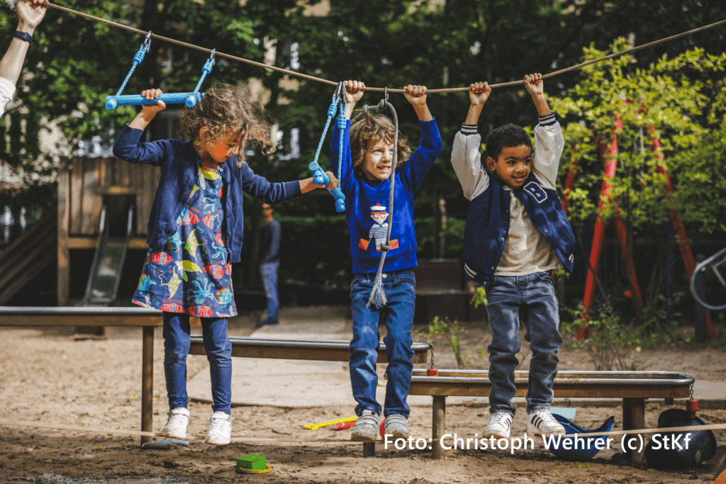 Fortbildungen für pädagogische Fach- un Lehrkräfte aus Kita, Hort und Schule: Kinder in Bewegung (Foto: Christoph Wehrer (c) StKf).
