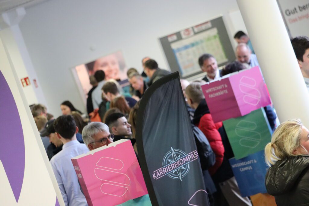 Der KarriereKompass 2026 - die Weiterbildungsmesse für Südniedersachsen findet am 22. Januar 2026 im Berufsinformationszentrum Göttingen (BIZ) statt.