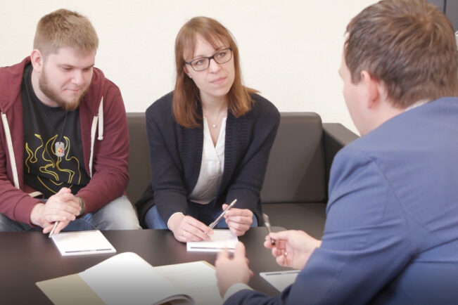 Im SNIC-PraxisSeminar bearbeiten studentische Teams im Rahmen einer Lehrveranstaltung unter Anleitung wissenschaftlicher BetreuerInnen konkrete Fragestellungen aus regionalen Unternehmen. Studierende erhalten so realistische Einblicke in die Arbeitswelt sowie hilfreiches Feedback durch die Auftraggeber. Die Unternehmen wiederum profitieren von theoretisch fundierten Konzepten und dem oftmals noch unverstellten Blick der Studierenden.