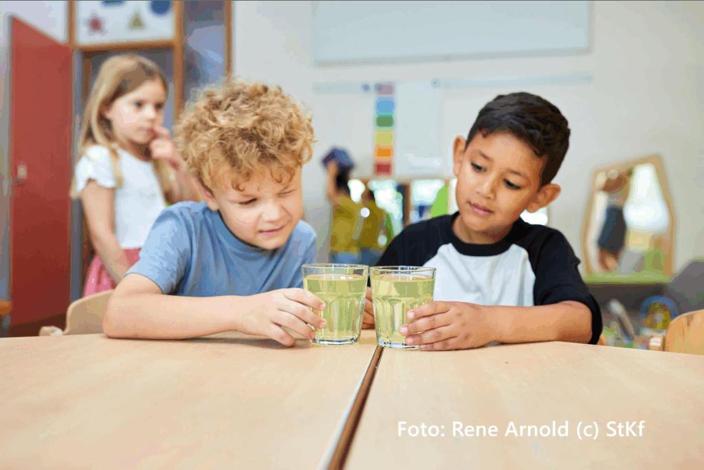 Fortbildungen für pädagogische Fach- un Lehrkräfte aus Kita, Hort und Schule: Forschen mit Wasser (Foto: Rene Arnold (c) StKf).