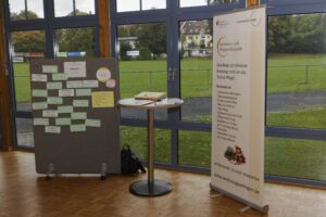 „Führungskräfte sind der Schlüssel, um die Vereinbarkeit von Beruf und Pflege nachhaltig zu gestalten“ – so lautete die zentrale Botschaft der 28. Fachkräftekonferenz Südniedersachsen in der Stadthalle Dransfeld. Teilnehmende aus Wirtschaft, Wissenschaft, Verwaltung und Politik diskutierten darüber, wie Unternehmen ihre Beschäftigten mit privater Pflegeverantwortung besser unterstützen können und welche innovativen Ansätze nachhaltige Lösungen versprechen.