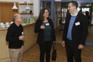 „Führungskräfte sind der Schlüssel, um die Vereinbarkeit von Beruf und Pflege nachhaltig zu gestalten“ – so lautete die zentrale Botschaft der 28. Fachkräftekonferenz Südniedersachsen in der Stadthalle Dransfeld. Teilnehmende aus Wirtschaft, Wissenschaft, Verwaltung und Politik diskutierten darüber, wie Unternehmen ihre Beschäftigten mit privater Pflegeverantwortung besser unterstützen können und welche innovativen Ansätze nachhaltige Lösungen versprechen.