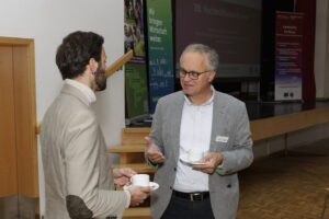 „Führungskräfte sind der Schlüssel, um die Vereinbarkeit von Beruf und Pflege nachhaltig zu gestalten“ – so lautete die zentrale Botschaft der 28. Fachkräftekonferenz Südniedersachsen in der Stadthalle Dransfeld. Teilnehmende aus Wirtschaft, Wissenschaft, Verwaltung und Politik diskutierten darüber, wie Unternehmen ihre Beschäftigten mit privater Pflegeverantwortung besser unterstützen können und welche innovativen Ansätze nachhaltige Lösungen versprechen.