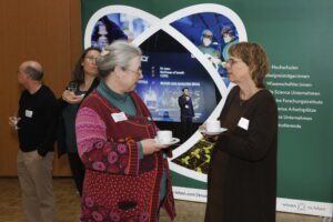 „Führungskräfte sind der Schlüssel, um die Vereinbarkeit von Beruf und Pflege nachhaltig zu gestalten“ – so lautete die zentrale Botschaft der 28. Fachkräftekonferenz Südniedersachsen in der Stadthalle Dransfeld. Teilnehmende aus Wirtschaft, Wissenschaft, Verwaltung und Politik diskutierten darüber, wie Unternehmen ihre Beschäftigten mit privater Pflegeverantwortung besser unterstützen können und welche innovativen Ansätze nachhaltige Lösungen versprechen.