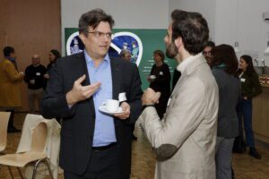„Führungskräfte sind der Schlüssel, um die Vereinbarkeit von Beruf und Pflege nachhaltig zu gestalten“ – so lautete die zentrale Botschaft der 28. Fachkräftekonferenz Südniedersachsen in der Stadthalle Dransfeld. Teilnehmende aus Wirtschaft, Wissenschaft, Verwaltung und Politik diskutierten darüber, wie Unternehmen ihre Beschäftigten mit privater Pflegeverantwortung besser unterstützen können und welche innovativen Ansätze nachhaltige Lösungen versprechen.