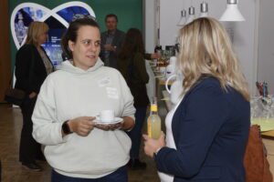 „Führungskräfte sind der Schlüssel, um die Vereinbarkeit von Beruf und Pflege nachhaltig zu gestalten“ – so lautete die zentrale Botschaft der 28. Fachkräftekonferenz Südniedersachsen in der Stadthalle Dransfeld. Teilnehmende aus Wirtschaft, Wissenschaft, Verwaltung und Politik diskutierten darüber, wie Unternehmen ihre Beschäftigten mit privater Pflegeverantwortung besser unterstützen können und welche innovativen Ansätze nachhaltige Lösungen versprechen.