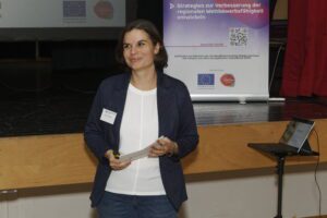 „Führungskräfte sind der Schlüssel, um die Vereinbarkeit von Beruf und Pflege nachhaltig zu gestalten“ – so lautete die zentrale Botschaft der 28. Fachkräftekonferenz Südniedersachsen in der Stadthalle Dransfeld. Teilnehmende aus Wirtschaft, Wissenschaft, Verwaltung und Politik diskutierten darüber, wie Unternehmen ihre Beschäftigten mit privater Pflegeverantwortung besser unterstützen können und welche innovativen Ansätze nachhaltige Lösungen versprechen.