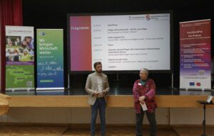 „Führungskräfte sind der Schlüssel, um die Vereinbarkeit von Beruf und Pflege nachhaltig zu gestalten“ – so lautete die zentrale Botschaft der 28. Fachkräftekonferenz Südniedersachsen in der Stadthalle Dransfeld. Teilnehmende aus Wirtschaft, Wissenschaft, Verwaltung und Politik diskutierten darüber, wie Unternehmen ihre Beschäftigten mit privater Pflegeverantwortung besser unterstützen können und welche innovativen Ansätze nachhaltige Lösungen versprechen.