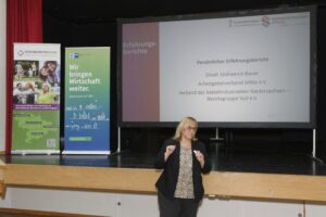 „Führungskräfte sind der Schlüssel, um die Vereinbarkeit von Beruf und Pflege nachhaltig zu gestalten“ – so lautete die zentrale Botschaft der 28. Fachkräftekonferenz Südniedersachsen in der Stadthalle Dransfeld. Teilnehmende aus Wirtschaft, Wissenschaft, Verwaltung und Politik diskutierten darüber, wie Unternehmen ihre Beschäftigten mit privater Pflegeverantwortung besser unterstützen können und welche innovativen Ansätze nachhaltige Lösungen versprechen.