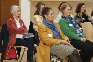 „Führungskräfte sind der Schlüssel, um die Vereinbarkeit von Beruf und Pflege nachhaltig zu gestalten“ – so lautete die zentrale Botschaft der 28. Fachkräftekonferenz Südniedersachsen in der Stadthalle Dransfeld. Teilnehmende aus Wirtschaft, Wissenschaft, Verwaltung und Politik diskutierten darüber, wie Unternehmen ihre Beschäftigten mit privater Pflegeverantwortung besser unterstützen können und welche innovativen Ansätze nachhaltige Lösungen versprechen.