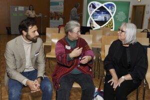 „Führungskräfte sind der Schlüssel, um die Vereinbarkeit von Beruf und Pflege nachhaltig zu gestalten“ – so lautete die zentrale Botschaft der 28. Fachkräftekonferenz Südniedersachsen in der Stadthalle Dransfeld. Teilnehmende aus Wirtschaft, Wissenschaft, Verwaltung und Politik diskutierten darüber, wie Unternehmen ihre Beschäftigten mit privater Pflegeverantwortung besser unterstützen können und welche innovativen Ansätze nachhaltige Lösungen versprechen.