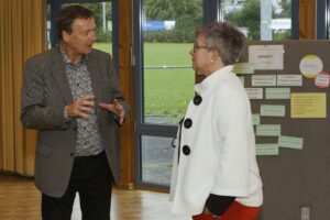 „Führungskräfte sind der Schlüssel, um die Vereinbarkeit von Beruf und Pflege nachhaltig zu gestalten“ – so lautete die zentrale Botschaft der 28. Fachkräftekonferenz Südniedersachsen in der Stadthalle Dransfeld. Teilnehmende aus Wirtschaft, Wissenschaft, Verwaltung und Politik diskutierten darüber, wie Unternehmen ihre Beschäftigten mit privater Pflegeverantwortung besser unterstützen können und welche innovativen Ansätze nachhaltige Lösungen versprechen.