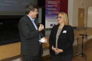 „Führungskräfte sind der Schlüssel, um die Vereinbarkeit von Beruf und Pflege nachhaltig zu gestalten“ – so lautete die zentrale Botschaft der 28. Fachkräftekonferenz Südniedersachsen in der Stadthalle Dransfeld. Teilnehmende aus Wirtschaft, Wissenschaft, Verwaltung und Politik diskutierten darüber, wie Unternehmen ihre Beschäftigten mit privater Pflegeverantwortung besser unterstützen können und welche innovativen Ansätze nachhaltige Lösungen versprechen.