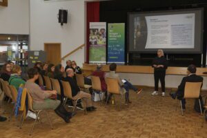 „Führungskräfte sind der Schlüssel, um die Vereinbarkeit von Beruf und Pflege nachhaltig zu gestalten“ – so lautete die zentrale Botschaft der 28. Fachkräftekonferenz Südniedersachsen in der Stadthalle Dransfeld. Teilnehmende aus Wirtschaft, Wissenschaft, Verwaltung und Politik diskutierten darüber, wie Unternehmen ihre Beschäftigten mit privater Pflegeverantwortung besser unterstützen können und welche innovativen Ansätze nachhaltige Lösungen versprechen.