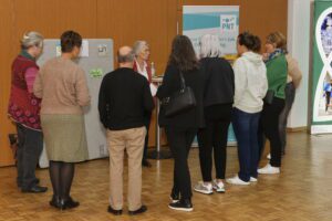 „Führungskräfte sind der Schlüssel, um die Vereinbarkeit von Beruf und Pflege nachhaltig zu gestalten“ – so lautete die zentrale Botschaft der 28. Fachkräftekonferenz Südniedersachsen in der Stadthalle Dransfeld. Teilnehmende aus Wirtschaft, Wissenschaft, Verwaltung und Politik diskutierten darüber, wie Unternehmen ihre Beschäftigten mit privater Pflegeverantwortung besser unterstützen können und welche innovativen Ansätze nachhaltige Lösungen versprechen.